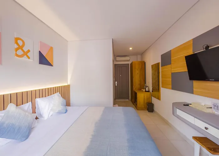 Hola Hotel 3*